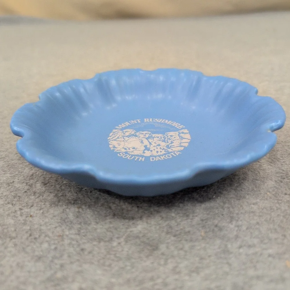 Vintage Mount Rushmore‎ South Dakota Blue Scalloped Ceramic Souvenir Ashtray - Picture 2 of 6